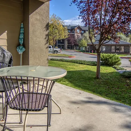 Mountain Getaway Condo - 5 Min Walk To The Beach! Invermere Exterior photo
